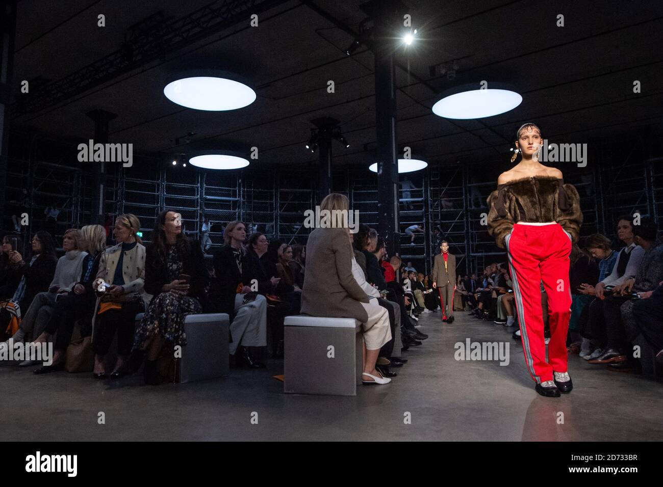 Modelli sulla passerella durante la sfilata di moda Burberry, tenuta al Tate Modern, come parte della London Fashion Week A/W 2019. Data immagine: Domenica 17 febbraio 2018. Il credito fotografico dovrebbe essere: Matt Crossick/Empics Foto Stock