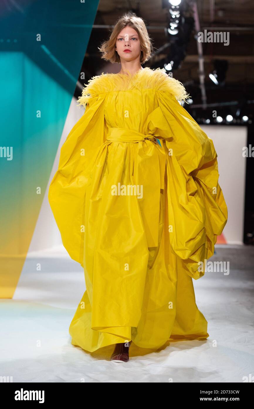 Modelli sulla passerella durante la sfilata di moda Roksanda, tenuta all'Old Selfridge's Hotel, come parte della London Fashion Week A/W 2019. Data immagine: Lunedì 18 febbraio 2018. Il credito fotografico dovrebbe essere: Matt Crossick/Empics Foto Stock