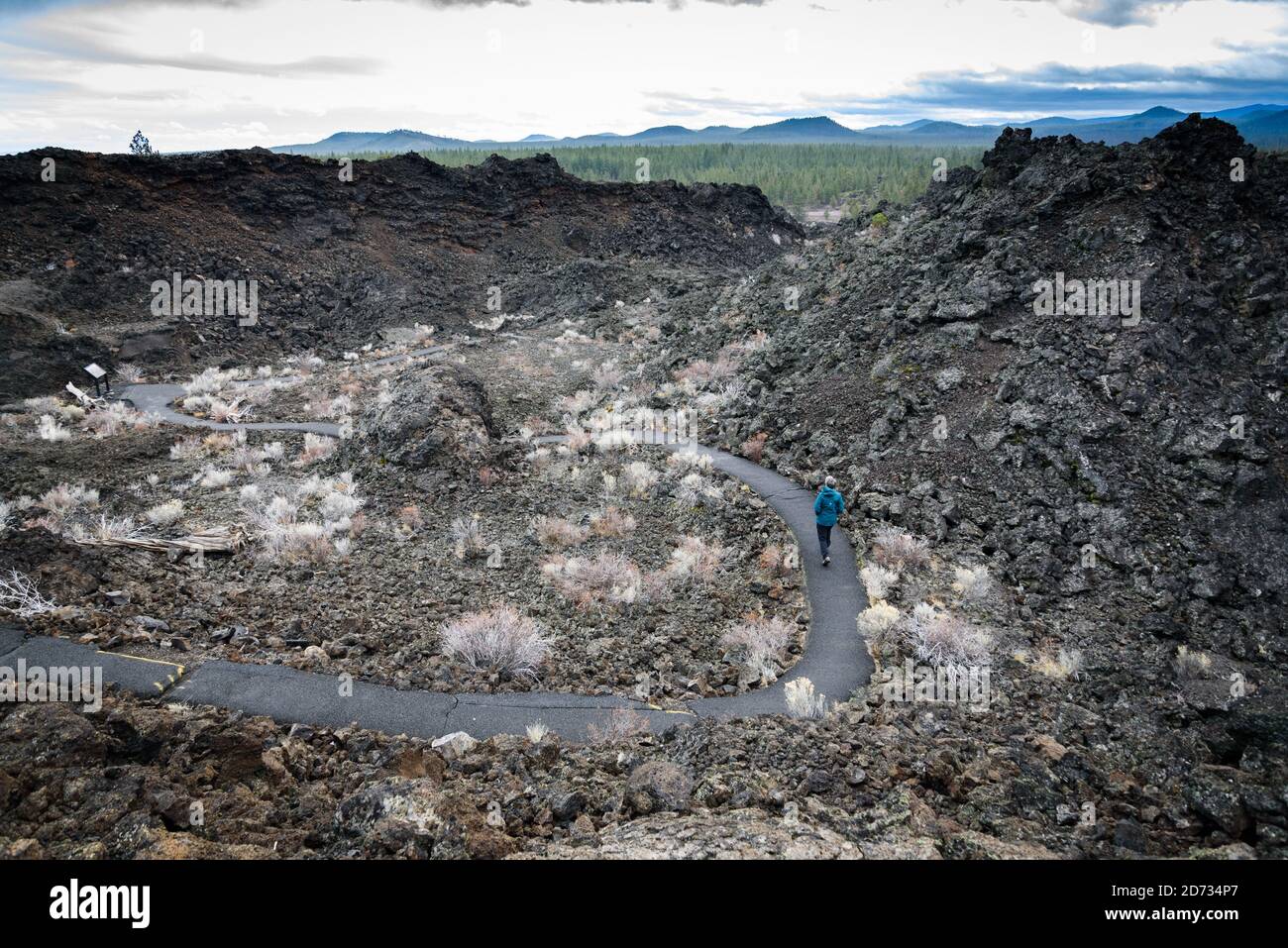 I visitatori camminano attraverso i campi di lava, Lava Lands, Newberry National Volcanic Monument, Bend, Oregon, Deschutes National Forest, USA. Foto Stock