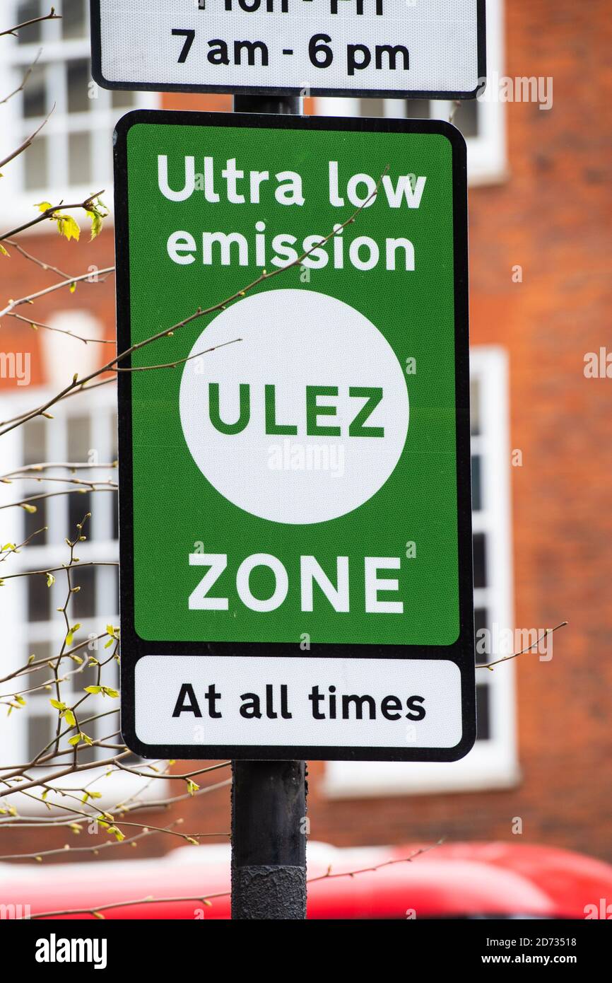 Cartelli sulla Euston Road nel centro di Londra, che pubblicizzano la nuova Ultra Low Emissions zone, entrata in vigore questa settimana nel tentativo di ridurre l'inquinamento della città. Data immagine: Venerdì 12 aprile 2019. Il credito fotografico dovrebbe essere: Matt Crossick/Empics Foto Stock