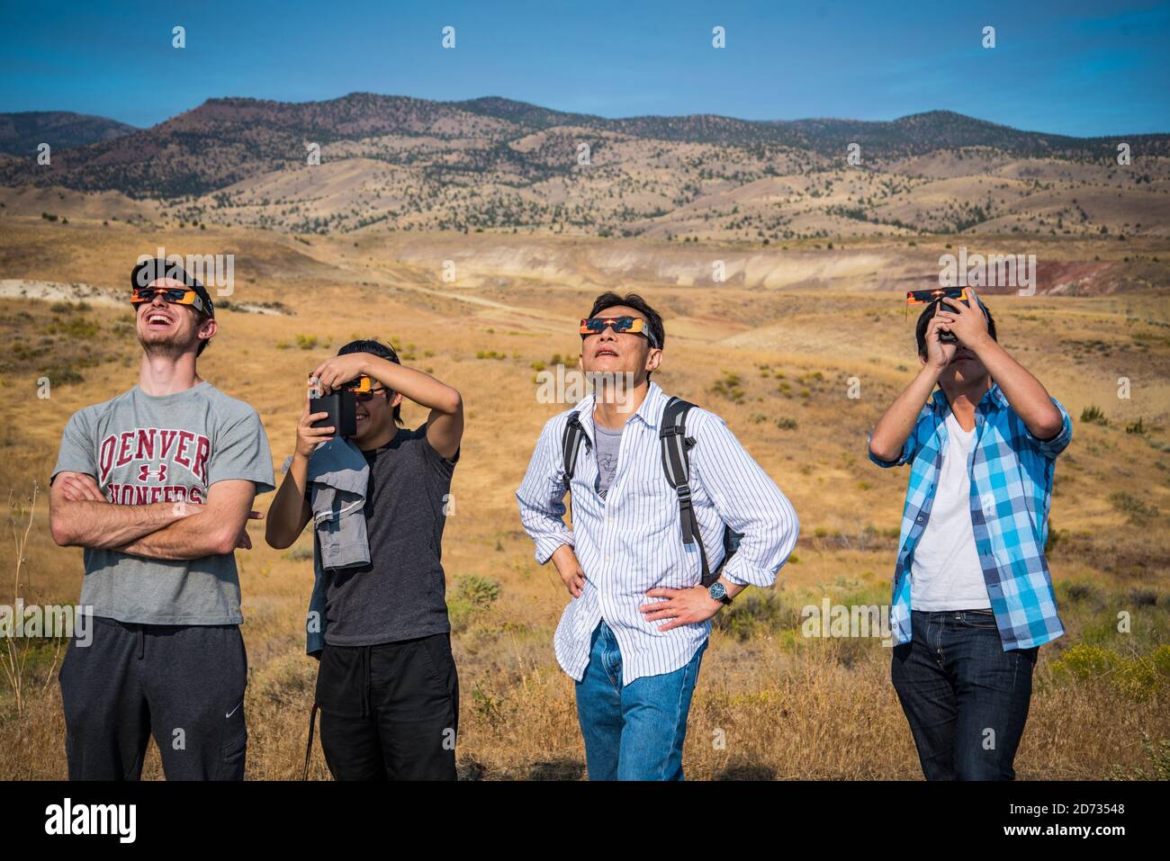 Protezione degli occhi durante l'eclissi solare totale 2017, nelle colline dipinte, nell'Oregon orientale, USA, John Day Fossil Beds National Monument Foto Stock