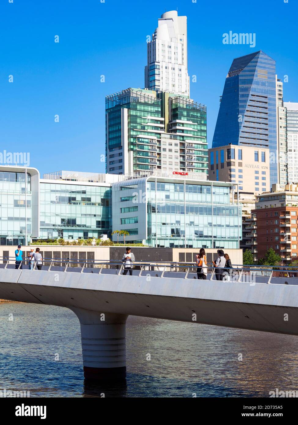 Puente de la Mujer un ponte girevole progettato dall'architetto Stantiago Calatrava. Puerto Madero, il moderno quartiere vivente intorno alle vecchie banchine di Foto Stock