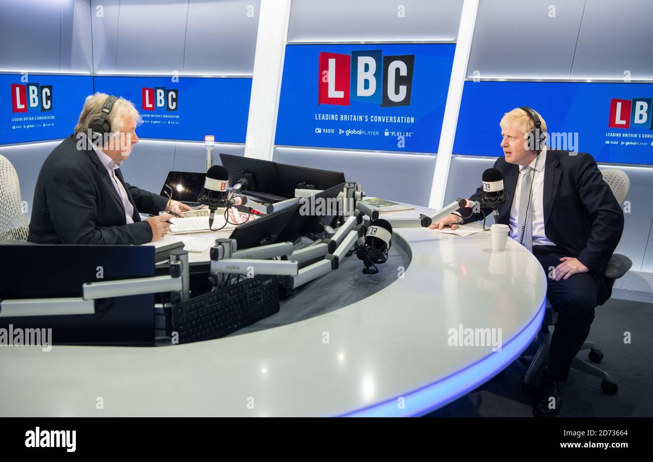 Boris Johnson ha ritratto durante un telefono dal vivo con il presentatore della LBC Nick Ferrari, nei loro studi nel centro di Londra. Data immagine: Martedì 25 giugno 2019. Il credito fotografico dovrebbe essere: Matt Crossick/Empics Foto Stock