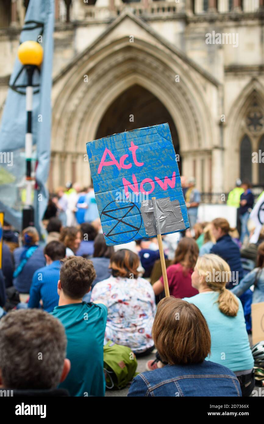 I manifestanti del gruppo della campagna ambientale Extinction Rebellion bloccano la strada fuori dalle corti reali di giustizia nel centro di Londra. Data immagine: Lunedì 15 luglio 2019. Il credito fotografico dovrebbe essere: Matt Crossick/Empics Foto Stock