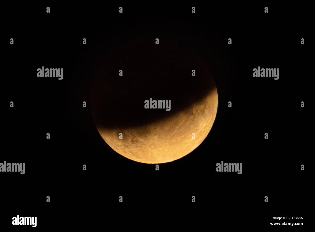 La luna vista durante un'eclissi lunare parziale, conosciuta come luna mezzo sangue, su Londra. Data immagine: Martedì 16 luglio 2019. Il credito fotografico dovrebbe essere: Matt Crossick/Empics Foto Stock