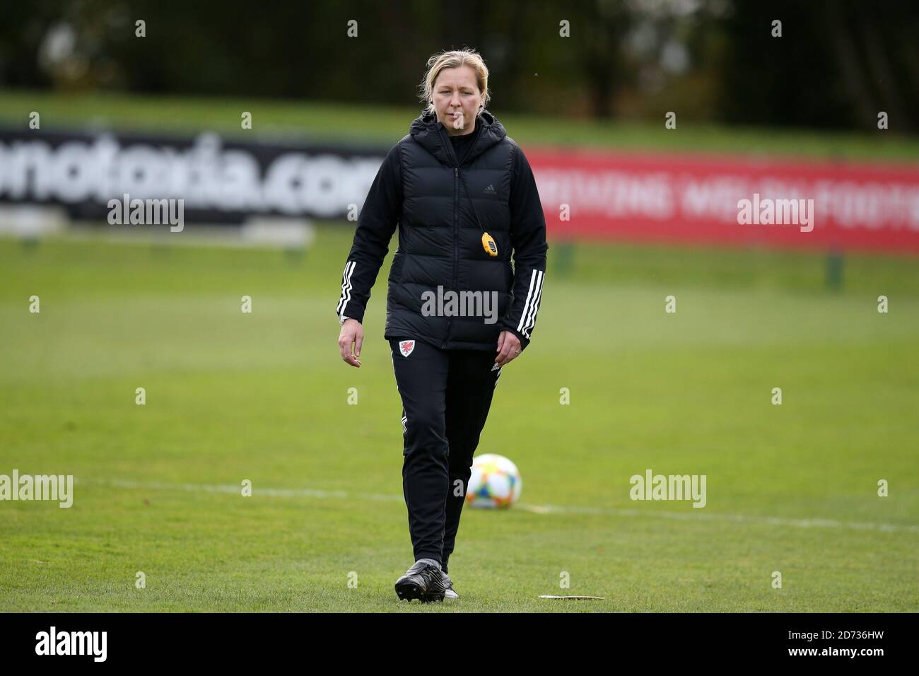 Pontypridd, Regno Unito. 20 Ott 2020. Jayne Ludlow MBE, il manager/allenatore della squadra di calcio femminile del Galles, guarda durante l'allenamento. Qualifica UEFA Women's Euro 2022, sessione di allenamento della squadra femminile di calcio del Galles presso l'USW Sports Park di Treforest. Pontypridd, Galles del Sud martedì 20 ottobre 2020. La squadra si prepara per le prossime partite contro le Isole Faroe e la Norvegia. PIC di Andrew Orchard/Alamy Live News Foto Stock