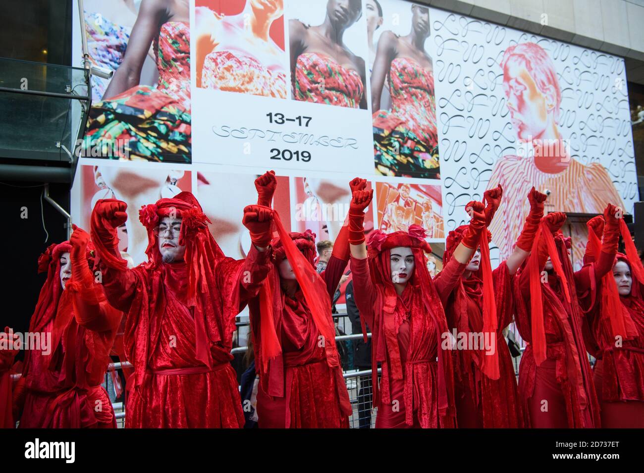 Extinction Rebellion manifestanti al di fuori del BFC Show Space on the Strand, Londra, durante la settimana della moda di Londra Primavera/Estate 2020. Data immagine: Martedì 17 settembre 2019. Il credito fotografico dovrebbe essere: Matt Crossick/Empics Foto Stock