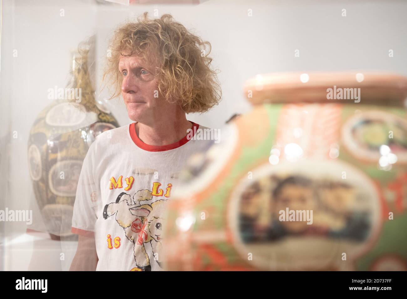 L'artista Grayson Perry ha ritratto con molte delle sue opere in ceramica, alla Victoria Miro Gallery di Mayfair, Londra. La mostra personale "Grayson Perry: Super Rich Interior Decoration" si terrà in galleria fino al 20 dicembre. Data immagine: Martedì 24 settembre 2019. Il credito fotografico dovrebbe essere: Matt Crossick/Empics Foto Stock