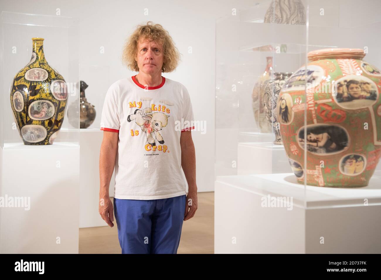 L'artista Grayson Perry ha ritratto con molte delle sue opere in ceramica, alla Victoria Miro Gallery di Mayfair, Londra. La mostra personale "Grayson Perry: Super Rich Interior Decoration" si terrà in galleria fino al 20 dicembre. Data immagine: Martedì 24 settembre 2019. Il credito fotografico dovrebbe essere: Matt Crossick/Empics Foto Stock