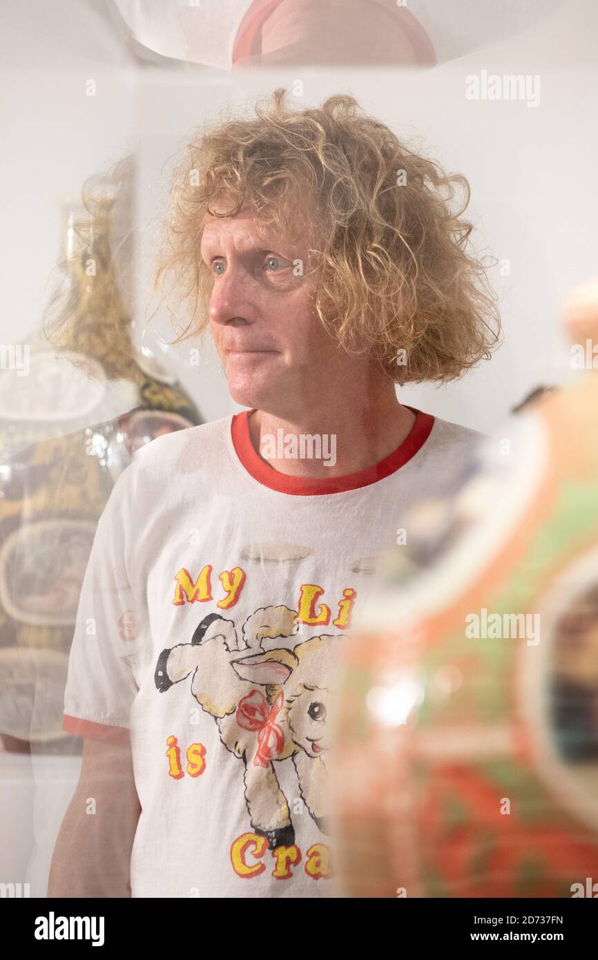 L'artista Grayson Perry ha ritratto con molte delle sue opere in ceramica, alla Victoria Miro Gallery di Mayfair, Londra. La mostra personale "Grayson Perry: Super Rich Interior Decoration" si terrà in galleria fino al 20 dicembre. Data immagine: Martedì 24 settembre 2019. Il credito fotografico dovrebbe essere: Matt Crossick/Empics Foto Stock