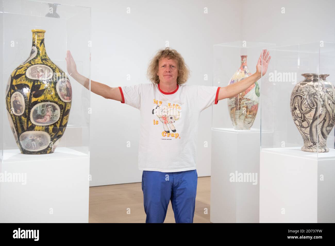 L'artista Grayson Perry ha ritratto con molte delle sue opere in ceramica, alla Victoria Miro Gallery di Mayfair, Londra. La mostra personale "Grayson Perry: Super Rich Interior Decoration" si terrà in galleria fino al 20 dicembre. Data immagine: Martedì 24 settembre 2019. Il credito fotografico dovrebbe essere: Matt Crossick/Empics Foto Stock