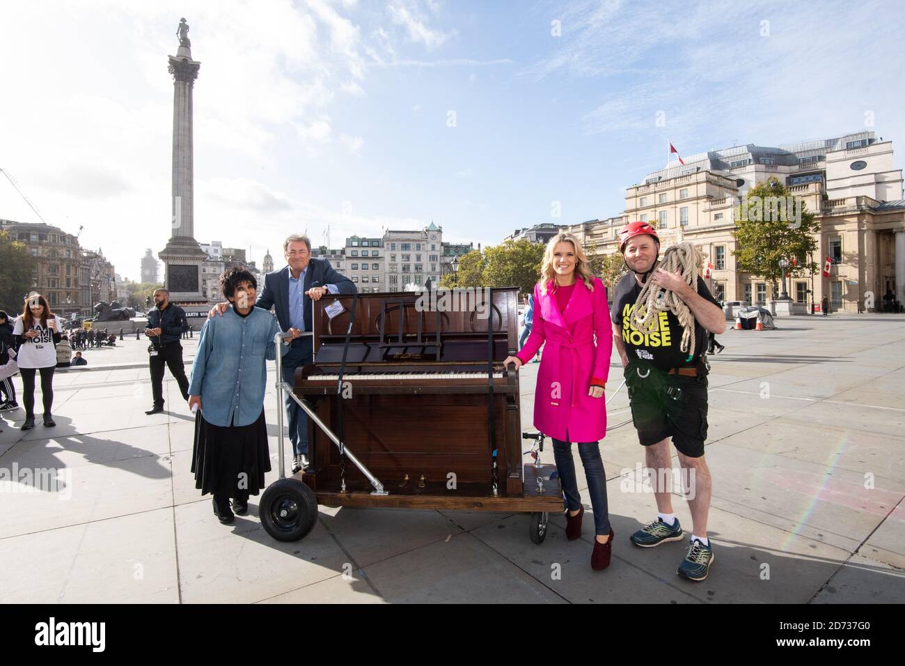 Tim Lihoreau con i colleghi relatori FM Classic Moira Stuart, Alan Titchmarsh e Charlotte Hawkins in Trafalgar Square, mentre inizia la sua sfida di tirare un pianoforte verticale 5 miglia attraverso il centro di Londra per raccogliere soldi per Globalâ€™s Make Some Noise. Data immagine: Martedì 8 ottobre 2019. Il credito fotografico dovrebbe essere: Matt Crossick/Empics Foto Stock