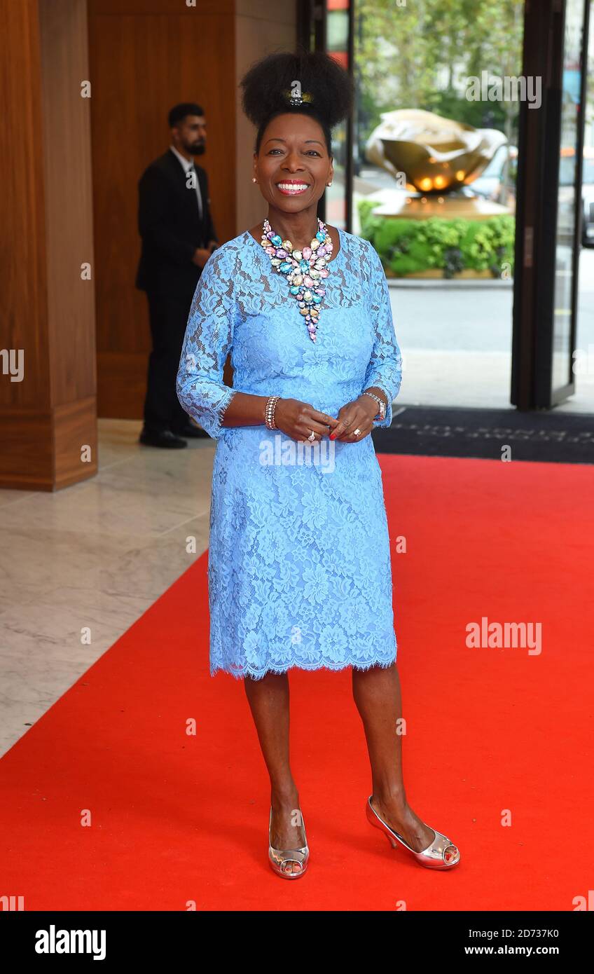 Floella Benjamin in arrivo per le donne dell'anno pranzo e premi 2019 tenuto al Royal Lancaster Hotel a Londra. Foto Stock