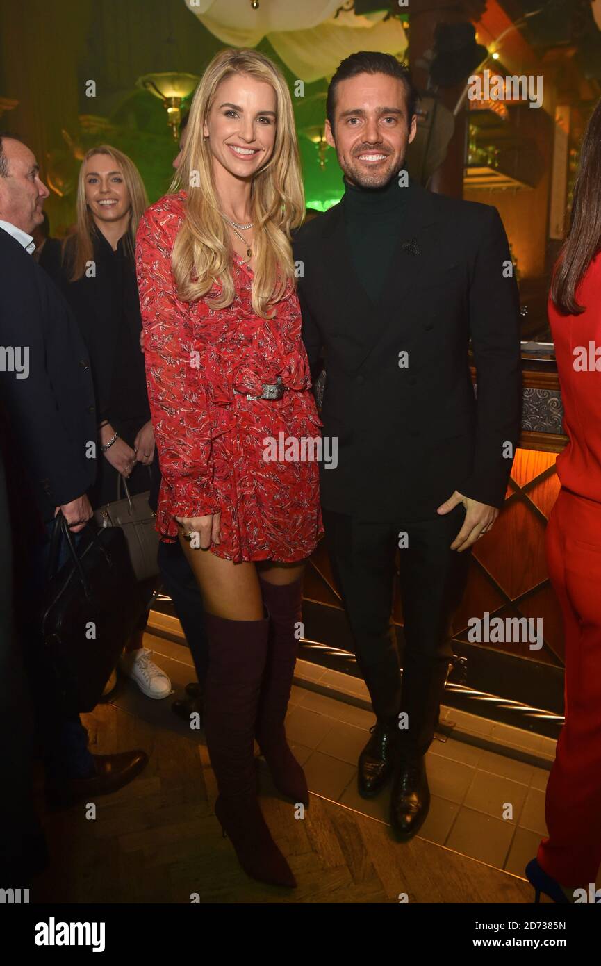 Vogue Williams e Spencer Matthews partecipano al lancio della Clean Liquor Company da parte di Spencer Matthews, presso la Trading House di Londra. La società sta lanciando il worldÕs primo 1.2% abv ÔCleanGinÕ, un ultra-basso alcool di sostituzione al gin. Data immagine: Martedì 12 novembre 2019. Il credito fotografico dovrebbe essere: Matt Crossick/Empics Foto Stock