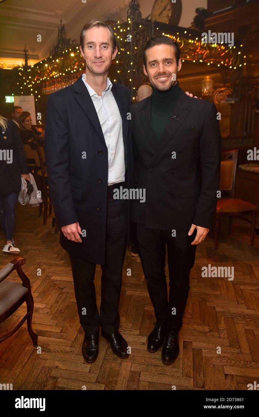 James Matthews (L) e Spencer Matthews partecipano al lancio da parte di Spencer Matthews della Clean Liquor Company, presso la Trading House di Londra. La società sta lanciando il worldÕs primo 1.2% abv ÔCleanGinÕ, un ultra-basso alcool di sostituzione al gin. Data immagine: Martedì 12 novembre 2019. Il credito fotografico dovrebbe essere: Matt Crossick/Empics Foto Stock