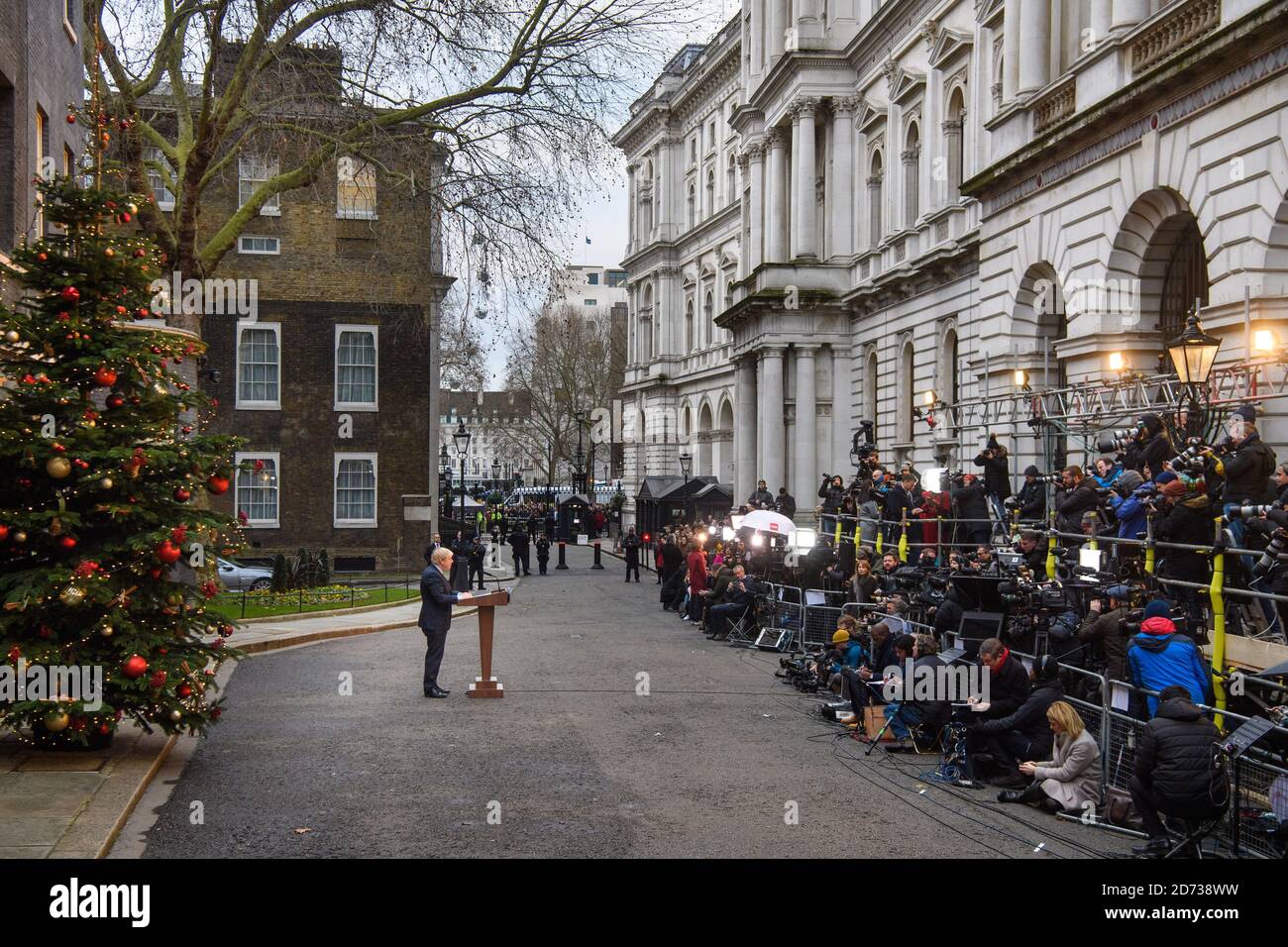 Il primo Ministro Boris Johnson parla ai media di Downing Street, Londra, dopo che il Partito conservatore è stato riportato al potere nelle elezioni generali con una maggioranza maggiore. Boris Johnson Data immagine: Venerdì 13 dicembre 2019. Il credito fotografico dovrebbe essere: Matt Crossick/Empics Foto Stock