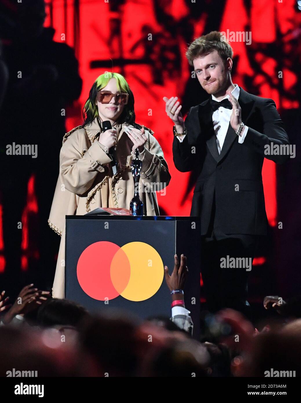 Billie Eilish e Finneas o'Connell e in scena al Brit Awards 2020 presso la O2 Arena di Londra Foto Stock