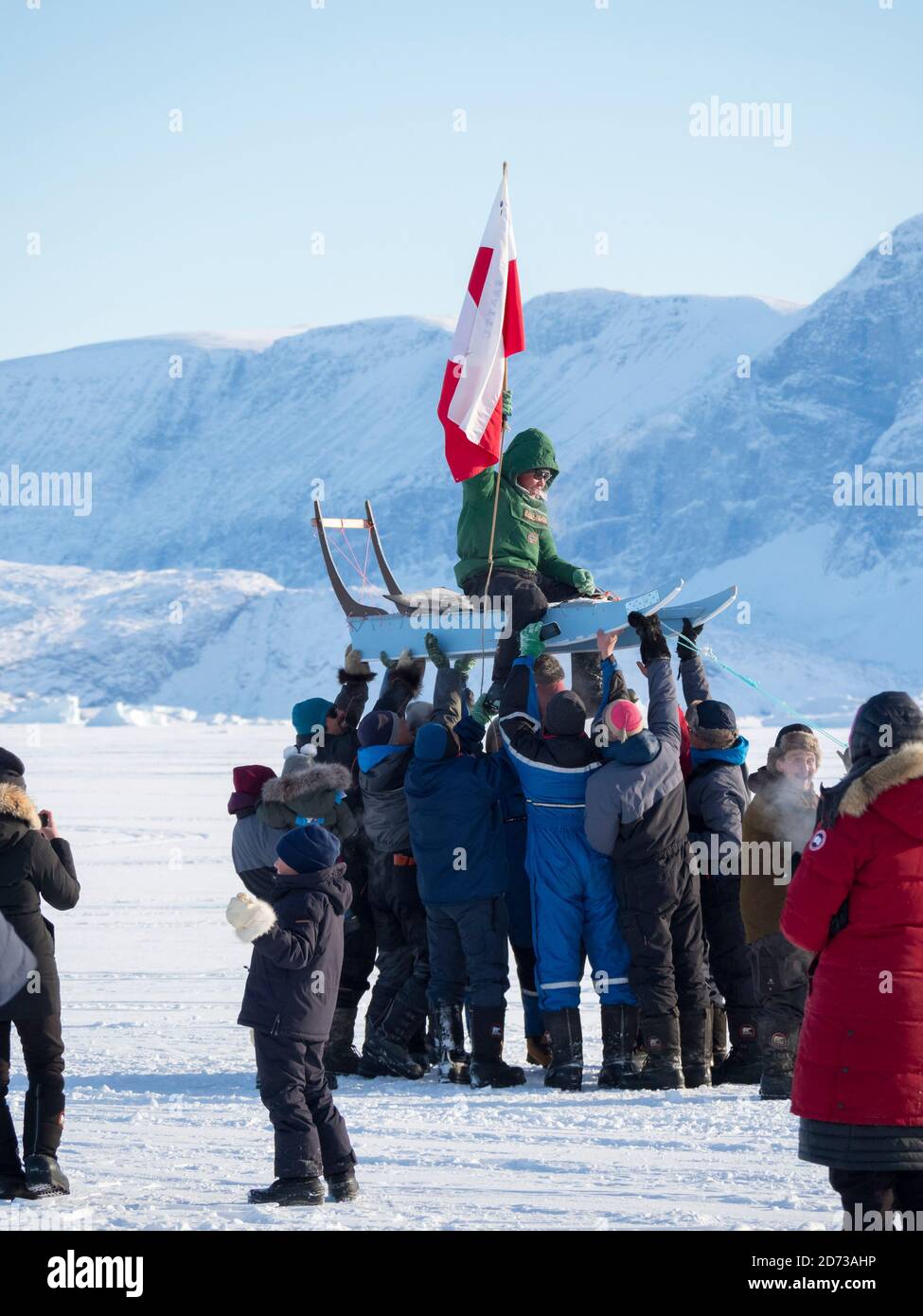 Gara di sleddog su fiordo congelato, Saatut vicino Uummannaq. Il traguardo di Hans II Petersen, terza piazza. Qualificatore per i campionati greelandici 2018. R Foto Stock