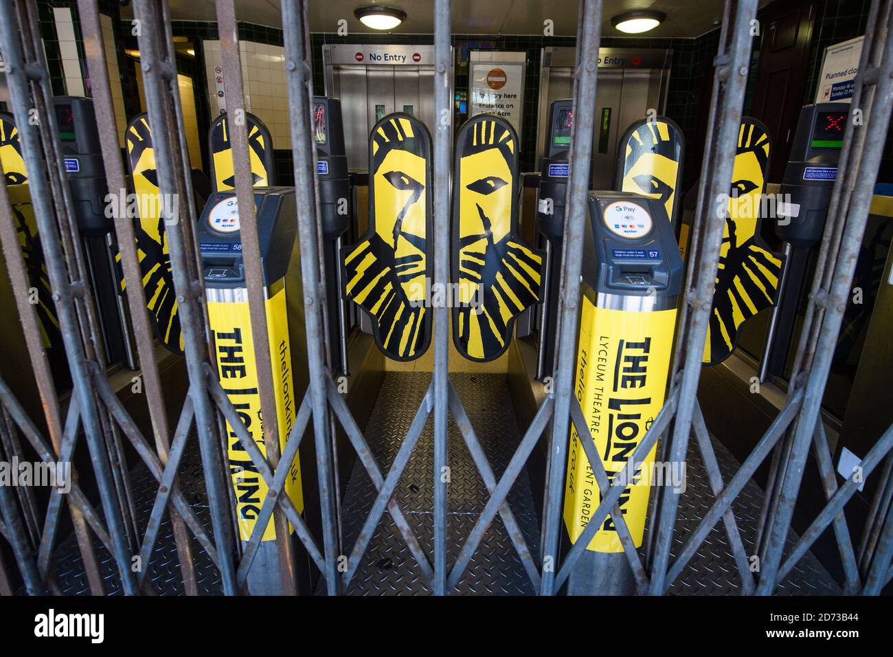 La stazione della metropolitana di Covent Garden è chiusa a Londra, poiché il Regno Unito continua a bloccarsi per contribuire a frenare la diffusione del coronavirus. Data immagine: Giovedì 9 aprile 2020. Il credito fotografico dovrebbe essere: Matt Crossick/Empics Foto Stock