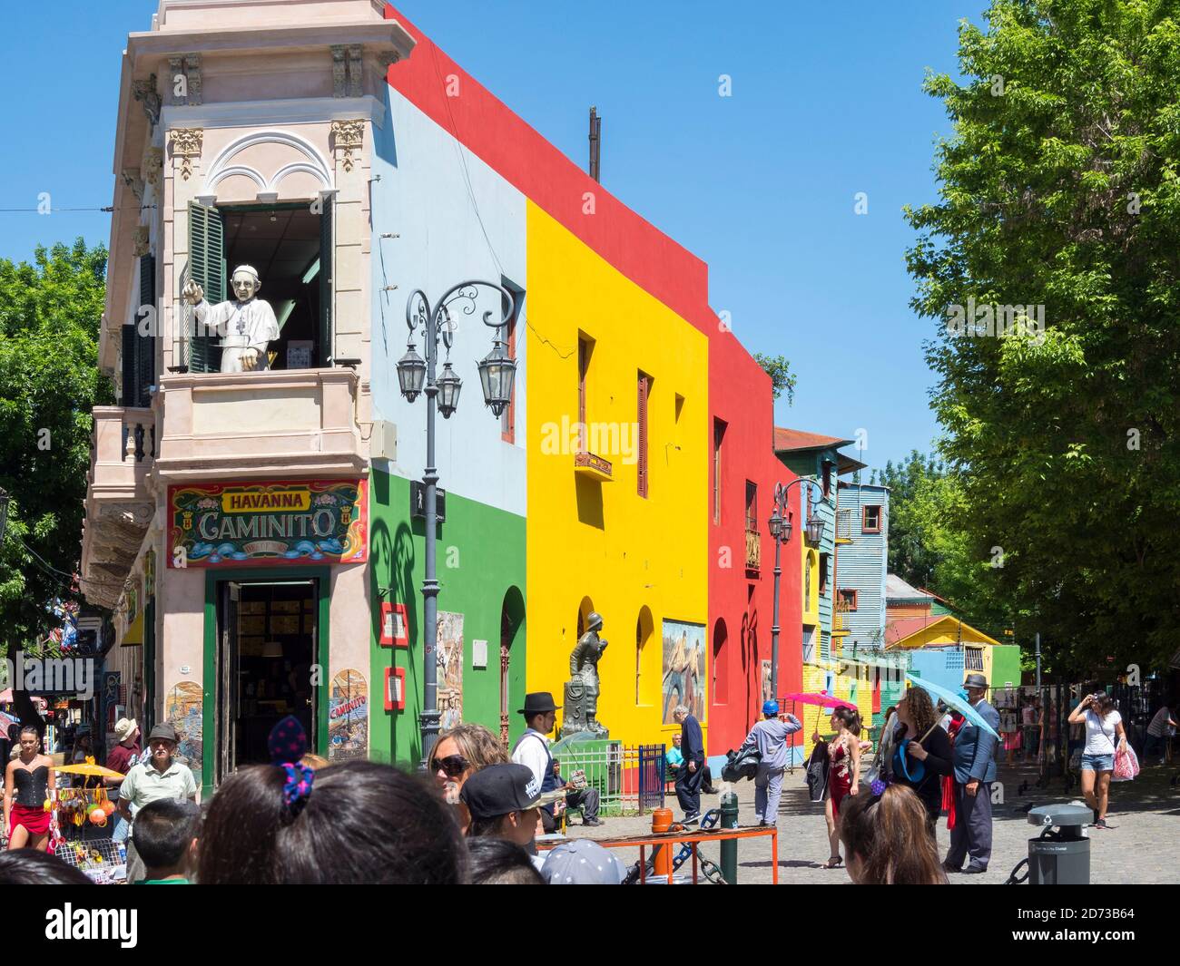 La Boca, questo quartiere è una delle principali attrazioni di Buenos Aires, la capitale dell'Argentina. Figura di Papa Franziskus vicino via Caminito Sud am Foto Stock