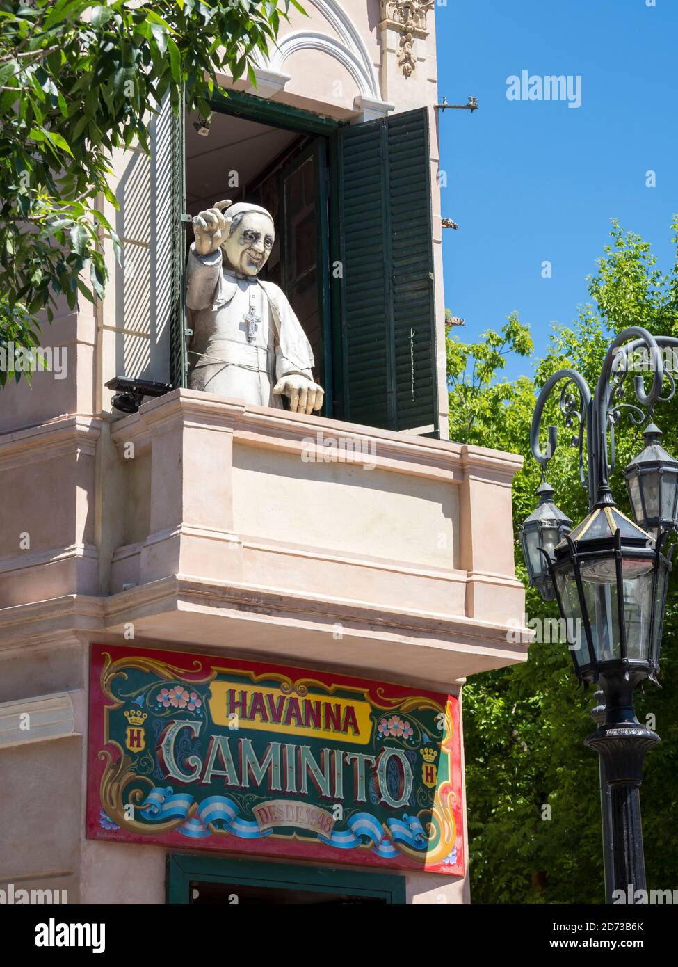 La Boca, questo quartiere è una delle principali attrazioni di Buenos Aires, la capitale dell'Argentina. Figura di Papa Franziskus vicino via Caminito Sud am Foto Stock