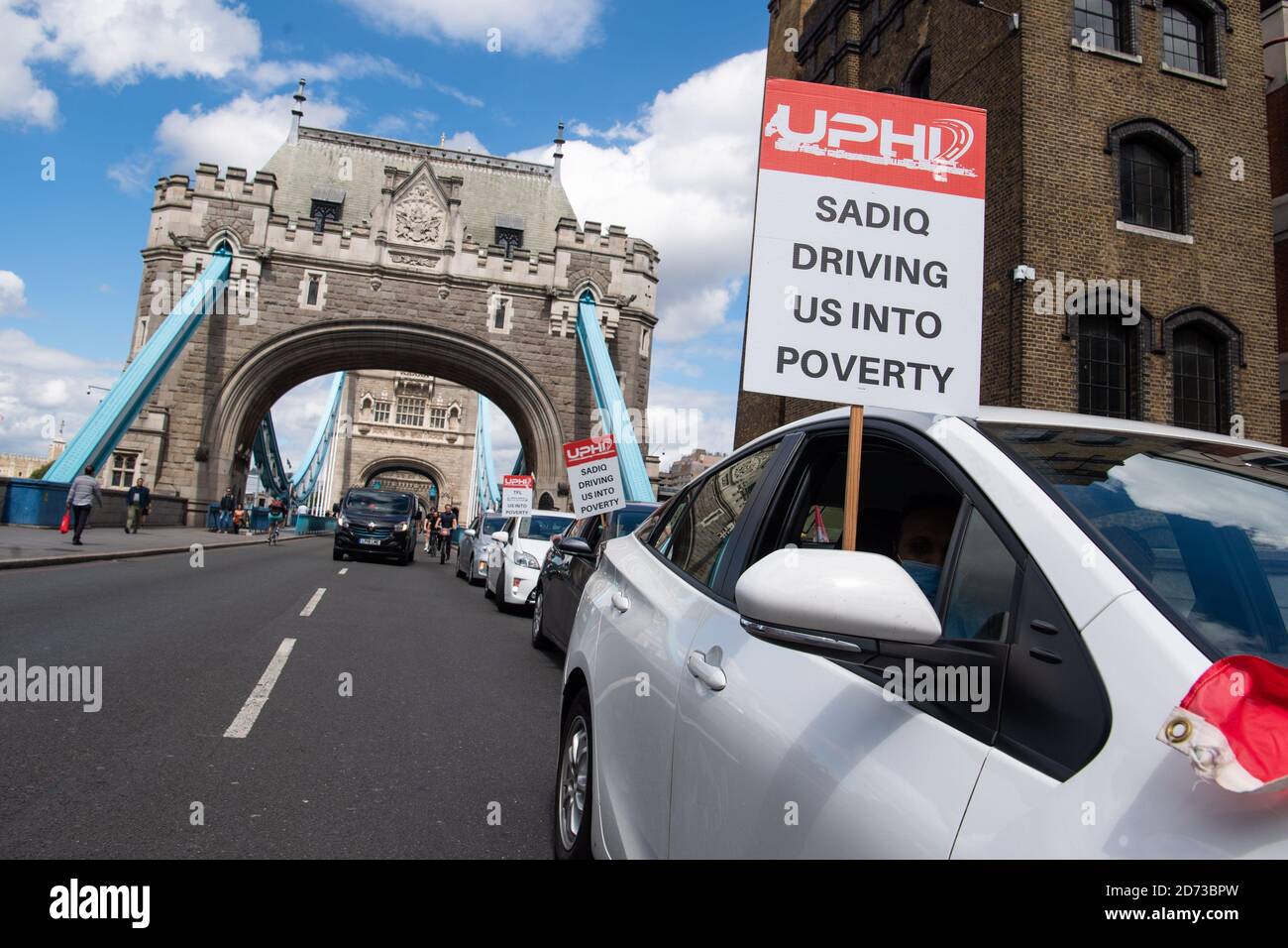 Le auto a noleggio private interrompono il traffico sul Tower Bridge, Londra, durante una protesta organizzata dagli United Private Hire Drivers, contro l'aumento della tassa di congestione di Londra di Â£15 al giorno. Data immagine: Martedì 28 luglio 2020. Il credito fotografico dovrebbe essere: Matt Crossick/Empics Foto Stock