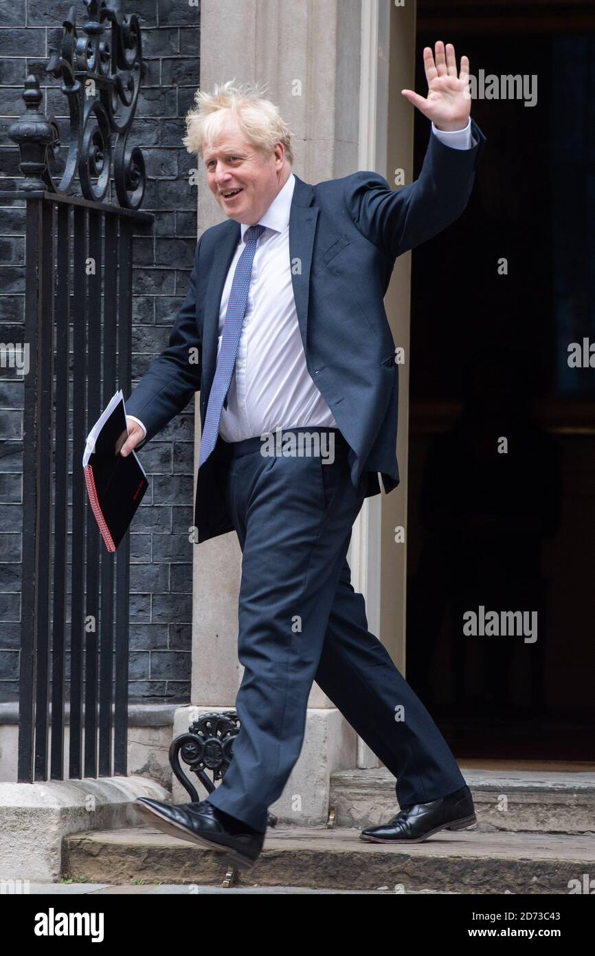 Il primo Ministro Boris Johnson lascia 10 Downing Street, per una riunione di Gabinetto presso l'ufficio degli Esteri e del Commonwealth (FCO) di Londra. Data immagine: Martedì 8 settembre 2020. Il credito fotografico dovrebbe essere: Matt Crossick/Empics Foto Stock