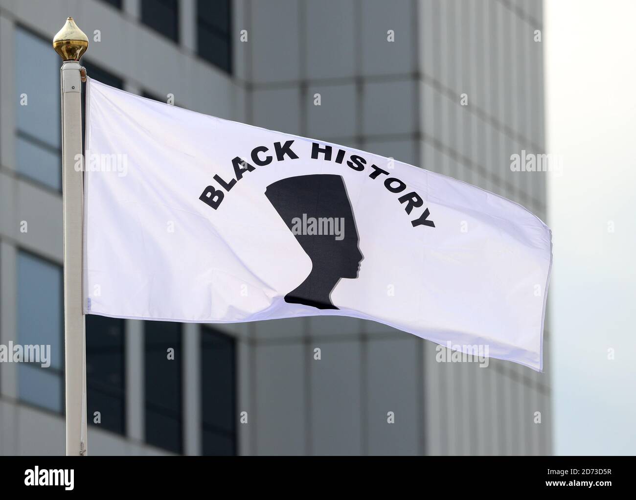 Bandiera della storia nera che vola durante il mese della storia nera a Southampton, Hampshire, Regno Unito. Foto Stock