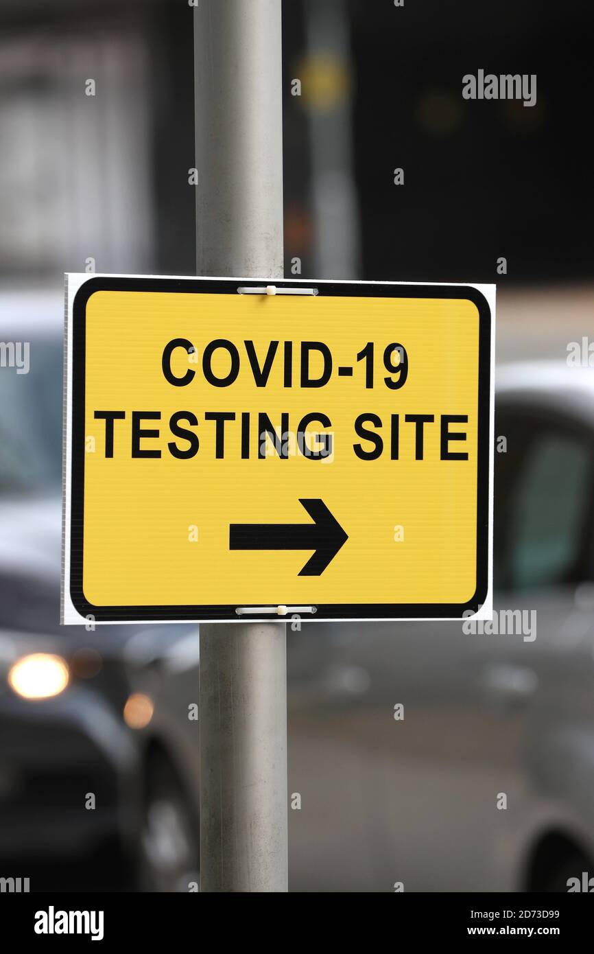 Covid 19 segno di prova del luogo a Southampton che dirige la gente verso un luogo di prova del coronavirus. Foto Stock