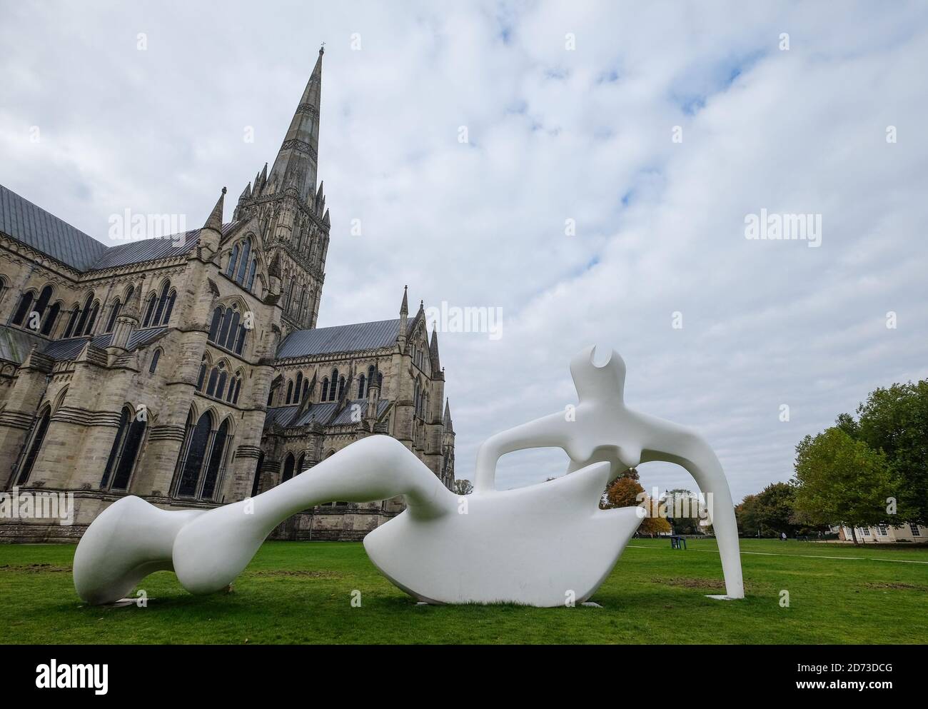 Grande scultura raffigurante la figura del reclining dell'artista Henry Moore in mostra all'esterno della cattedrale di Salisbury, Wiltshire, Regno Unito Foto Stock
