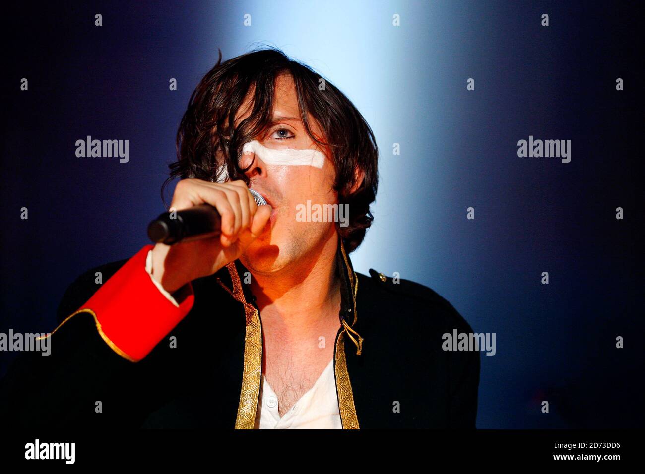 Carl Barat di Dirty Pretty Things suona dal vivo durante la registrazione della trasmissione T-Mobile di Channel 4, presso la RAM Brewery di Wandsworth, Londra. Foto Stock