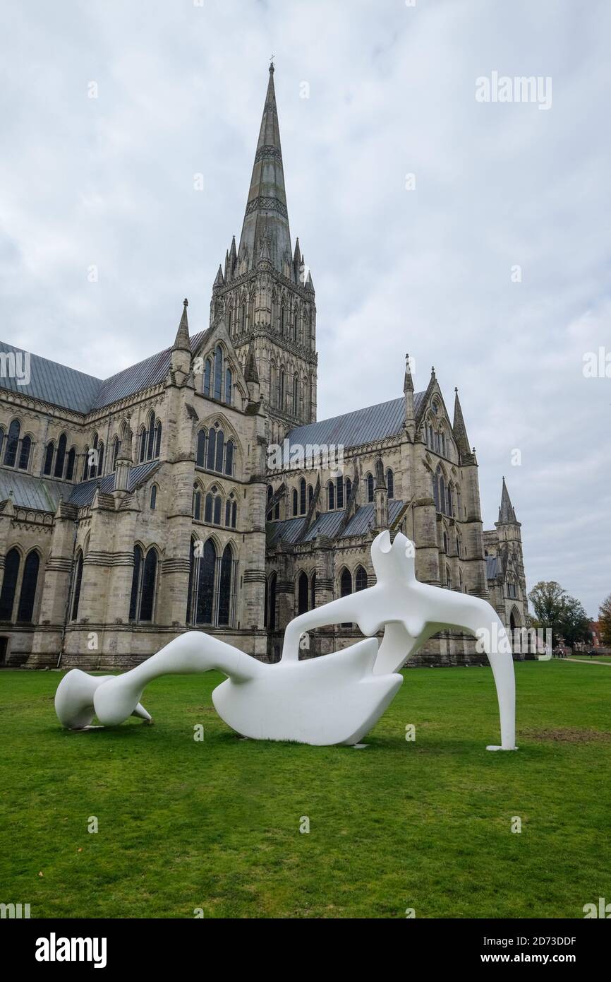 Grande scultura raffigurante la figura del reclining dell'artista Henry Moore in mostra all'esterno della cattedrale di Salisbury, Wiltshire, Regno Unito Foto Stock
