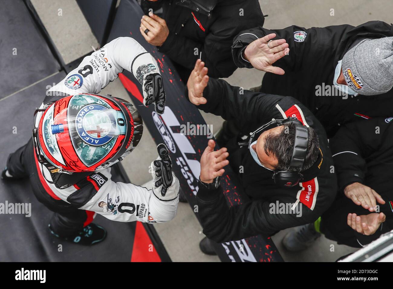 Ernay Jean-Karl (fra), Team Mulsanne, Alfa Giulietta TCR, ritratto che festeggia con la sua squadra durante la gara 2020 FIA WTCR di Ungheria, 4° round di t. Foto Stock