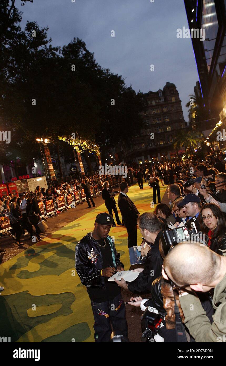 Dizzee Rascal firma autografi quando arriva alla prima di Tropic Thunder alla Odeon Leicester Square, Londra. Foto Stock