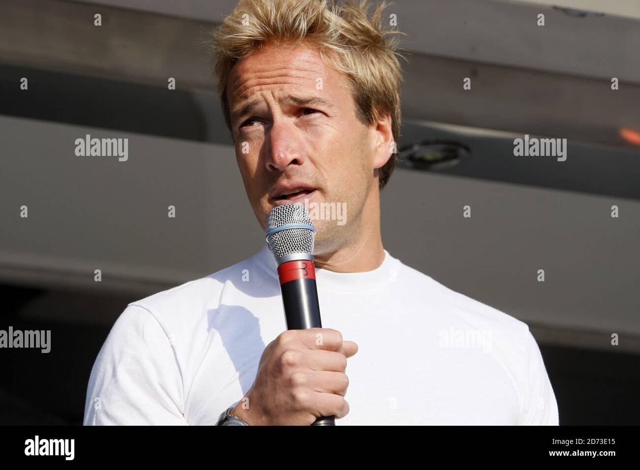 Ben Fogle si rivolge ai concorrenti della Royal Parks Foundation Half Marathon di Hyde Park, Londra. Oltre 10,000 corridori hanno percorso 13.1 miglia attraverso quattro Parchi reali, finendo ad Hyde Park al Brakes Food and Fitness Festival. Foto Stock