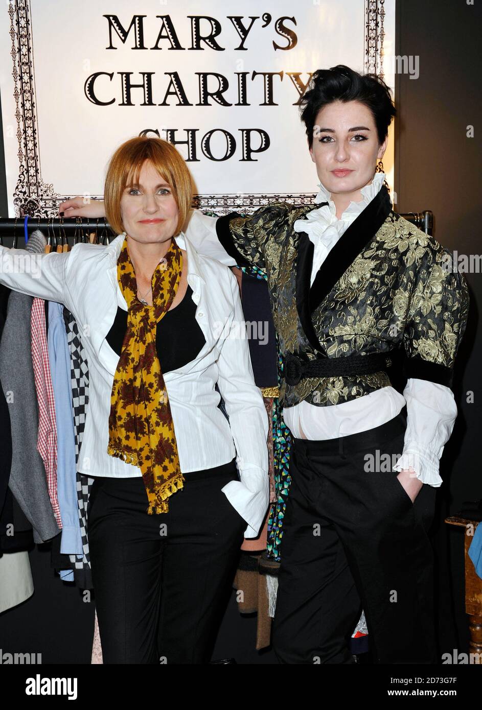 Erin o'Connor si pone con Mary Portas dopo essere stato ristorato in abiti da negozio di beneficenza, alla tenda BFC a South Kensington nel centro di Londra, come parte della settimana della Moda di Londra del 2009. Foto Stock