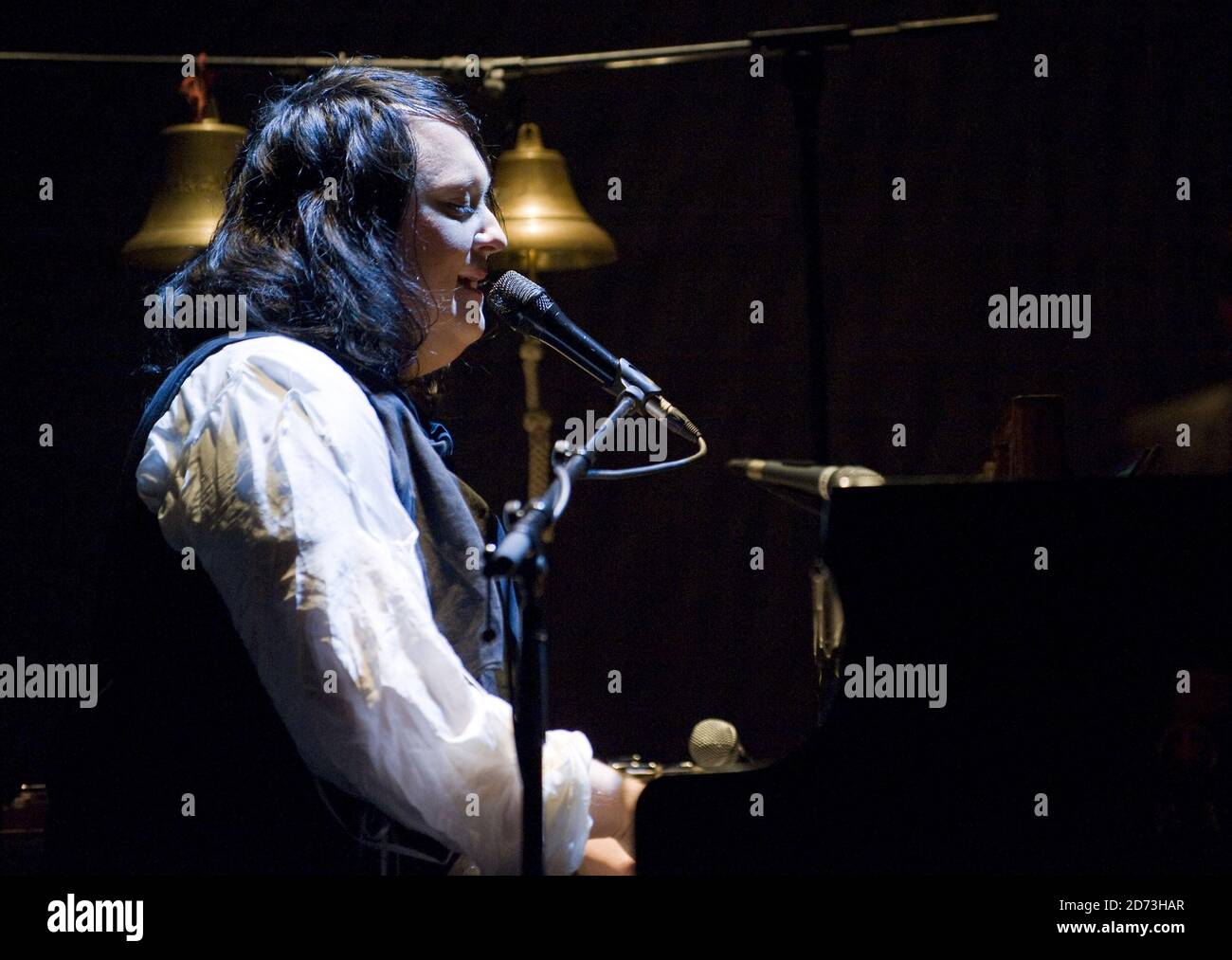 Antony Hegarty di Antony e i Johnsons si esibisce sul palco all'Hammersmith Apollo di Londra ovest. Foto Stock