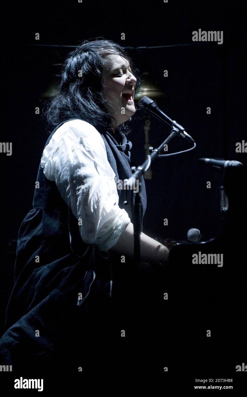Antony Hegarty di Antony e i Johnsons si esibisce sul palco all'Hammersmith Apollo di Londra ovest. Foto Stock