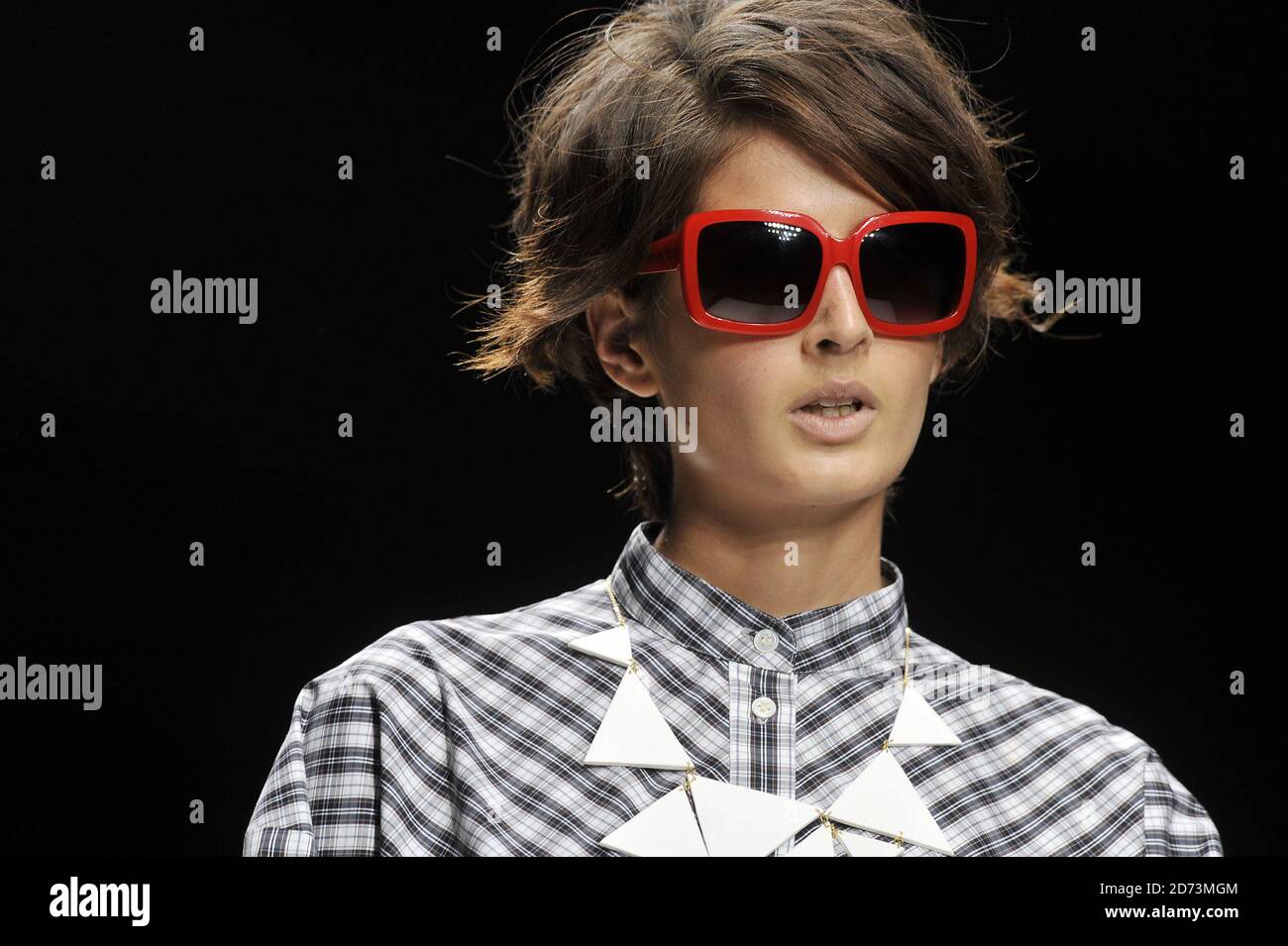 Un modello sulla passerella alla sfilata di moda di Eley Kishimoto, che si tiene presso la sede del BFC alla Somerset House come parte della London Fashion Week. Data immagine: 20 settembre 2009. M Crossick/UKPress Foto Stock