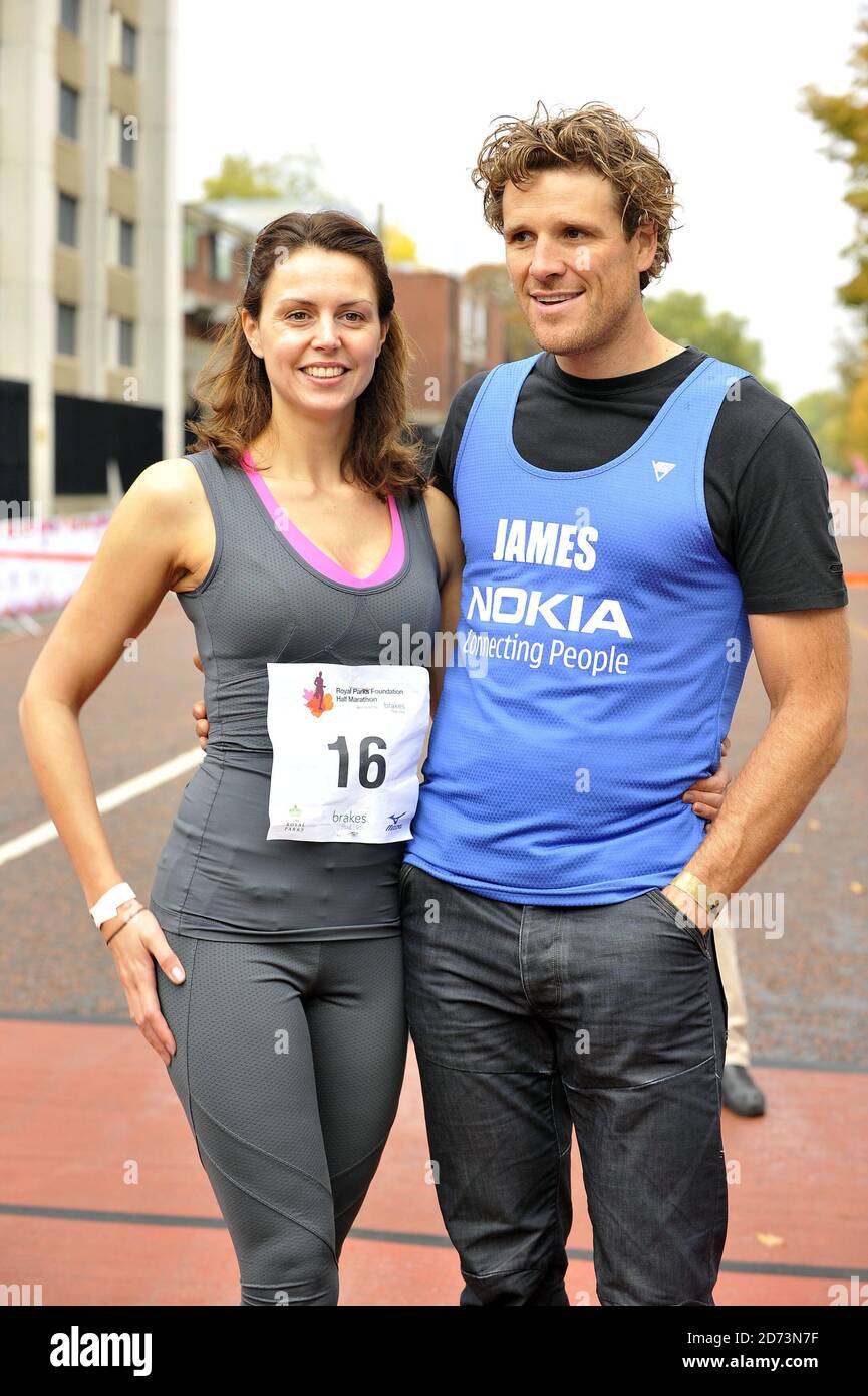 James Cracknell e Beverley Turner hanno visto l'inizio della Royal Parks Foundation Half Marathon, ad Hyde Park nel centro di Londra Foto Stock