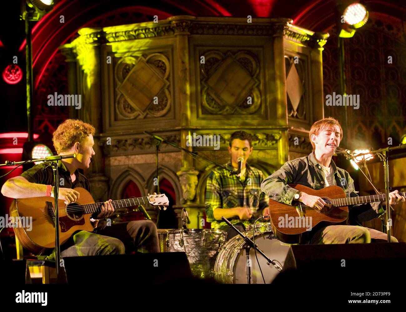 Il Bombay Bicycle Club si esibir dal vivo presso la Union Chapel nel nord di Londra, come parte delle 2009 sessioni di Little Noise di Mencap. Foto Stock