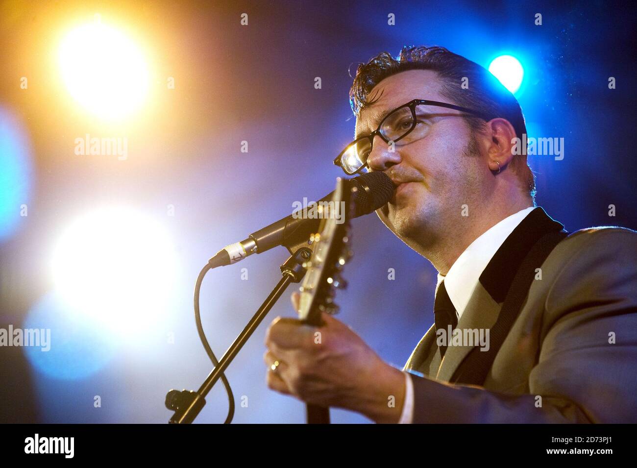 Richard Hawley si esibisce dal vivo presso la Union Chapel nel nord di Londra, come parte delle sessioni di Mencap Little Noise. Foto Stock