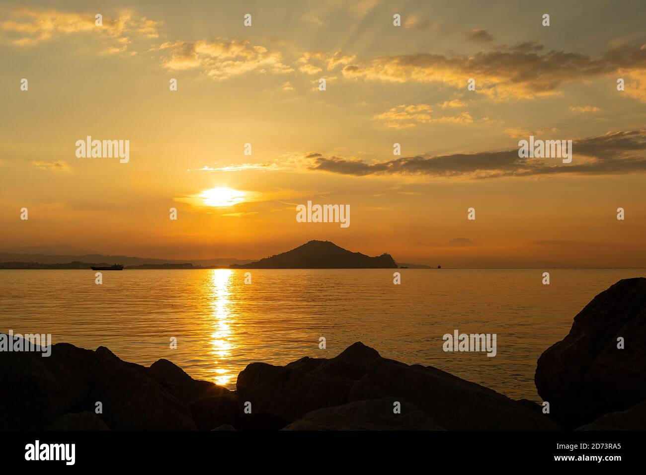 Tramonto tropicale con orizzonte. Spiaggia di Benaulim, Goa del Sud, India. Foto Stock