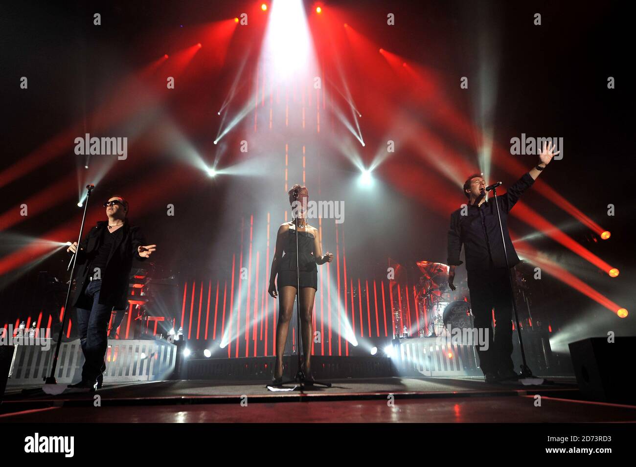 Jim Kerr di Simple Minds e Andy McCluskey di OMD Esibirsi insieme dal vivo alla Wembley Arena nel nord di Londra Foto Stock