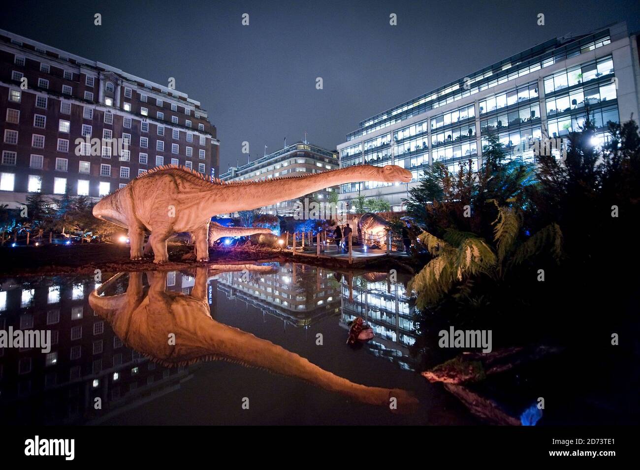 I dinosauri in mostra nella notte di apertura di Dinosaurs Unleashed, una nuova attrazione al 455-497 di Oxford Street nel centro di Londra. Foto Stock