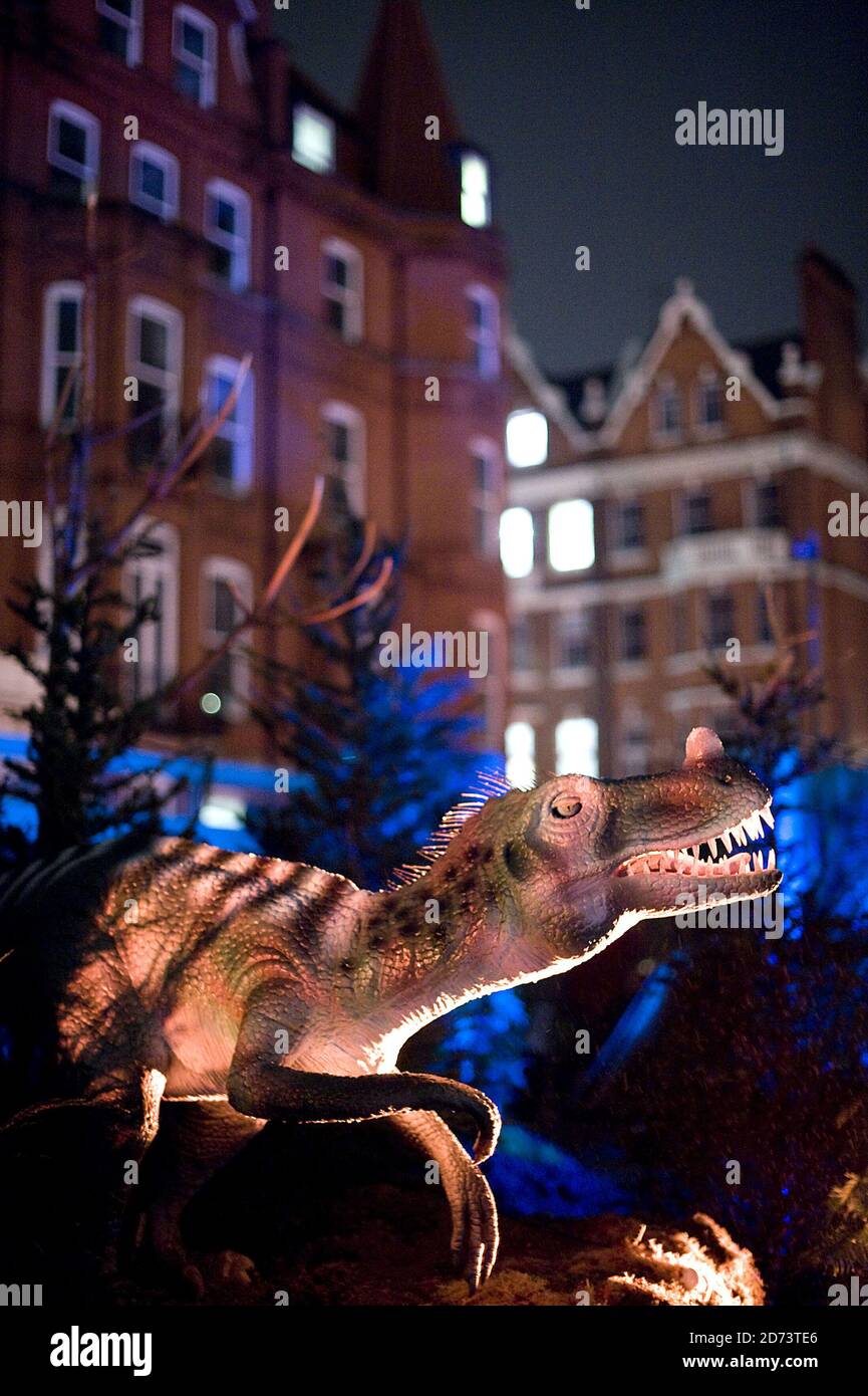 I dinosauri in mostra nella notte di apertura di Dinosaurs Unleashed, una nuova attrazione al 455-497 di Oxford Street nel centro di Londra. Foto Stock