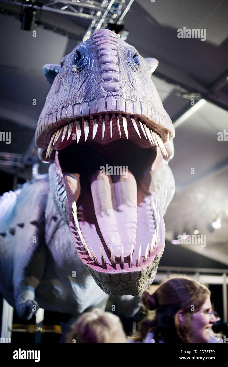 I dinosauri in mostra nella notte di apertura di Dinosaurs Unleashed, una nuova attrazione al 455-497 di Oxford Street nel centro di Londra. Foto Stock