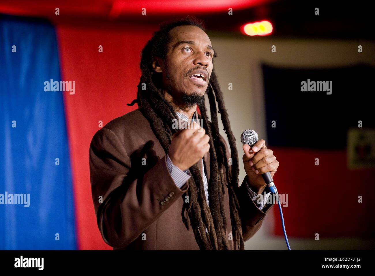 Benjamin Zephaniah si esibisce al Concerto TUC Aid per Haiti, tenutosi presso la Congress House nel centro di Londra. Foto Stock