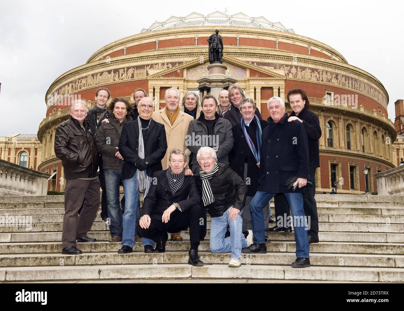 I membri delle band che si esibiscono al Solid 60s Silver Show posano per fotografie fuori della Royal Albert Hall nel centro di Londra, per lanciare lo spettacolo speciale per il 25° anniversario. (l-r) Eddie Wheeler (Vanity fare), Steve Oakman (Vanity fare), Bernie Hagley (Vanity fare), Mark Dean Ellen (Vanity fare), Brian Poole, (Troggs) Peter Sarstedt, Pete Lucas (Troggs), Reg Presley (Tracks), Chris Britton (Troggans), Swinging Ray (Blue), Oakman) Fronte: Dave Berry, Mike Pender. Foto Stock