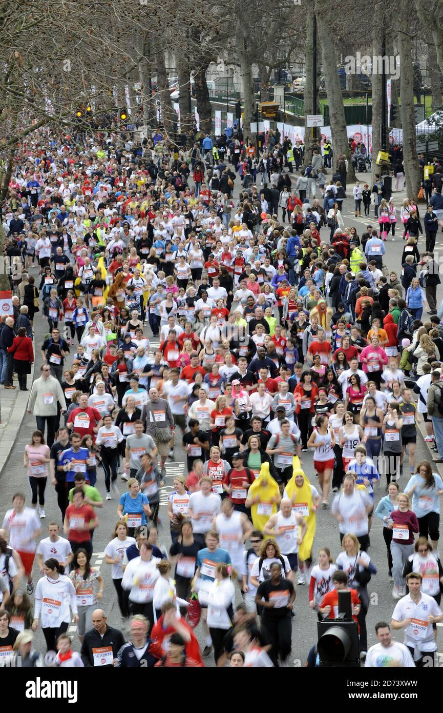 I corridori prendono parte al Sainsbury's Sport Relief Mile, in Victoria Embankment, nel centro di Londra. Foto Stock